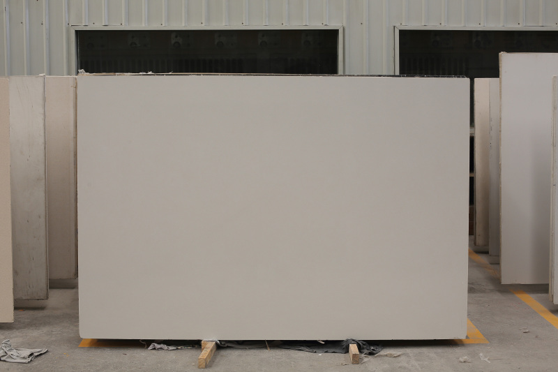 משטחי שיש מלאכותיים בצבע לבן