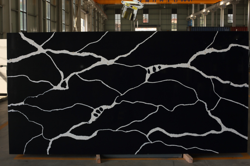 Aanrechtblad met zwarte dikke plaat keukeneiland