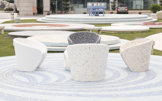 As cadeiras inorgânicas de terrazzo ao ar livre movem as “pessoas do jardim” em 6 detalhes