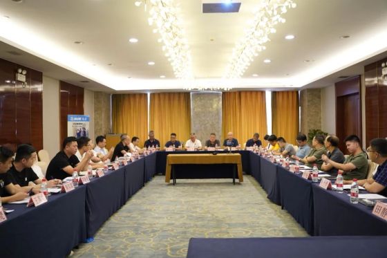 O simpósio sobre o desenvolvimento da autodisciplina na indústria de pedra artificial (Guangzhou) foi realizado com sucesso