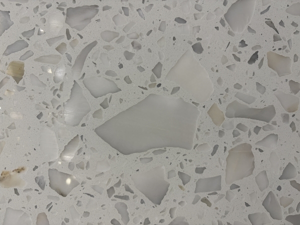 PXS1058 Terrazo blanco con partículas de piedra grandes, base de cemento y gravilla.