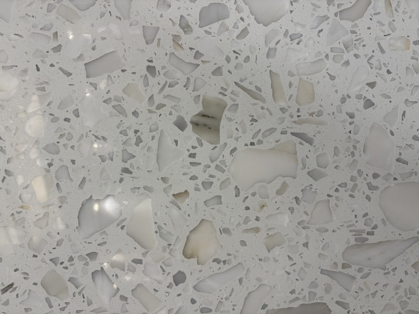 PXS1058 Terrazo blanco con partículas de piedra grandes, base de cemento y gravilla.