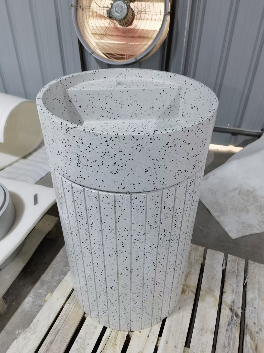 Badewannenbecken aus Terrazzo