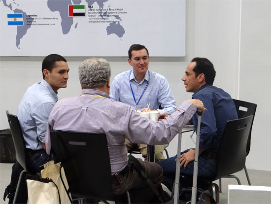 Overseas customers visit and reach cooperation