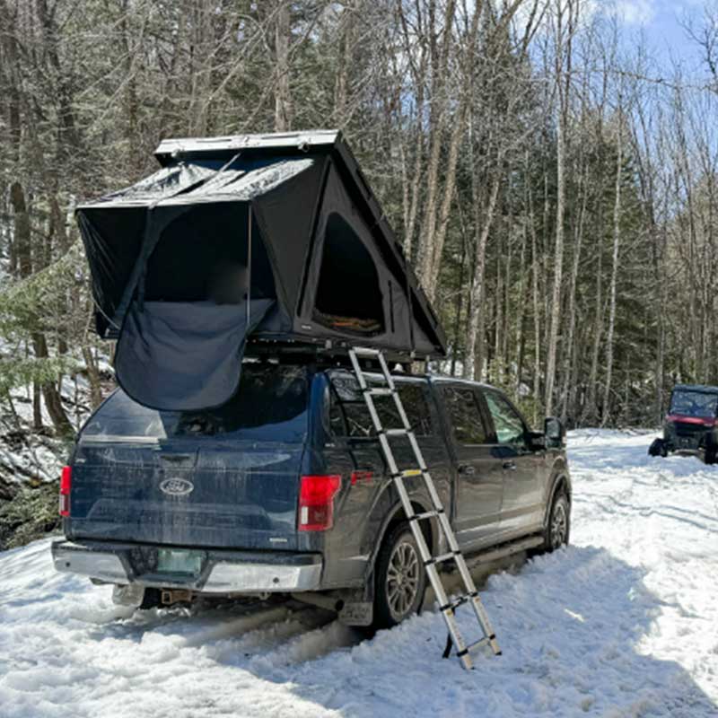 The outdoor rooftop tent made of aluminum honeycomb is popular