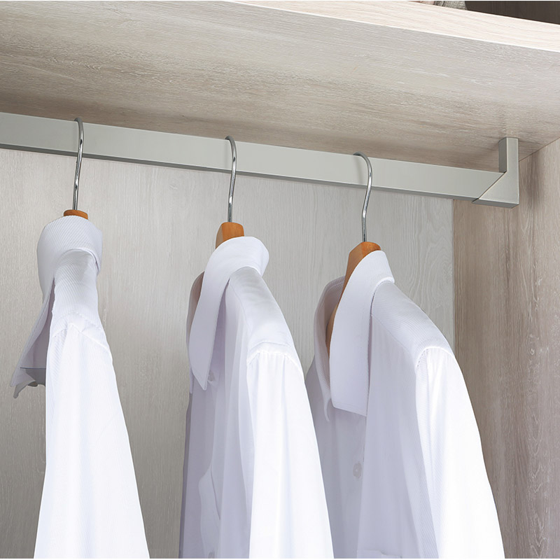 Barra para colgar ropa instalada en la parte superior para armario