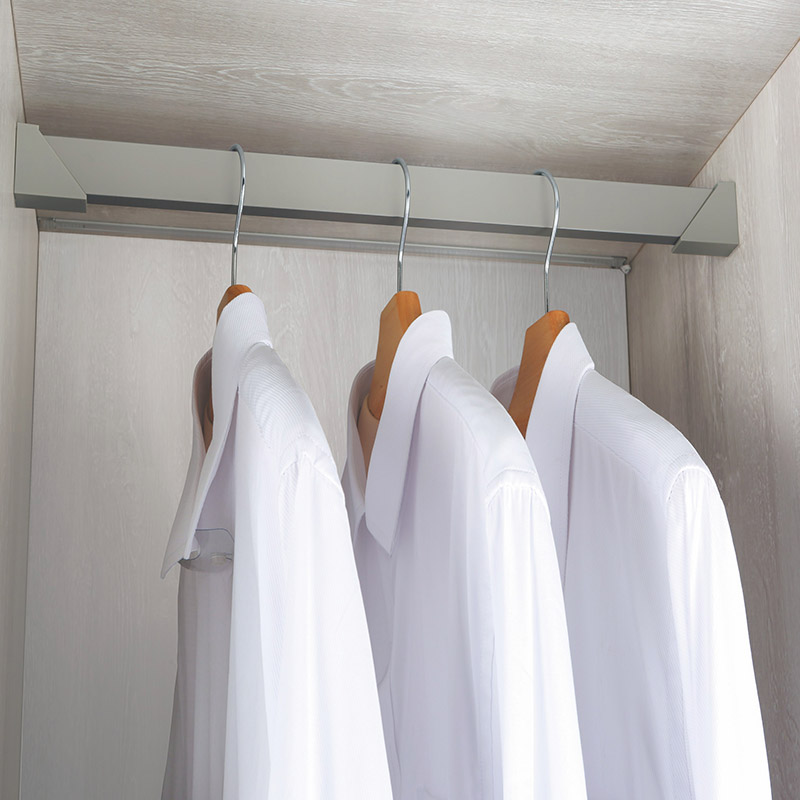 Seitlich installierter Kleiderschrank Platzsparende Kleiderstange