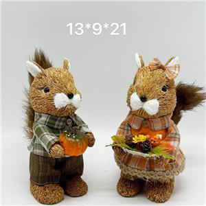 秋の収穫わら服を着たかわいいガマリス