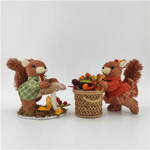穀物わらリスがいっぱい入った秋の収穫バスケット