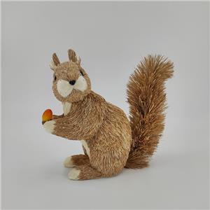 手作りのわらでクルミを抱くリス
