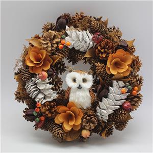 秋の芸術的な雰囲気の松ぼっくりフクロウのリース