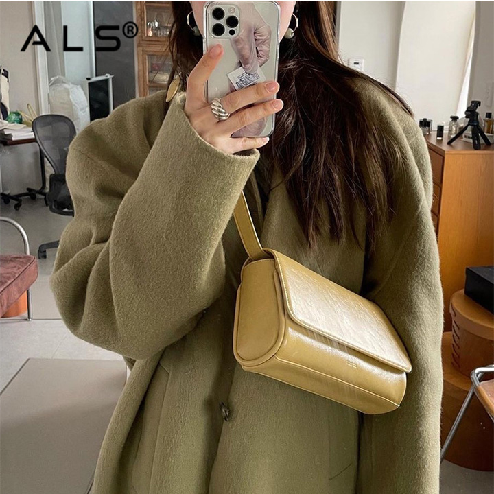 Bolso bandolera de piel para mujer.