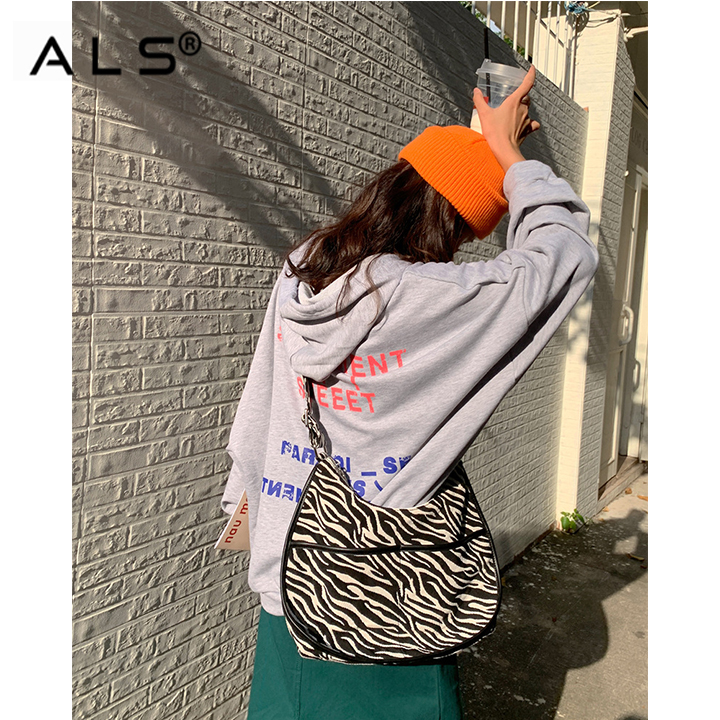 Bolso bandolera de piel para mujer.