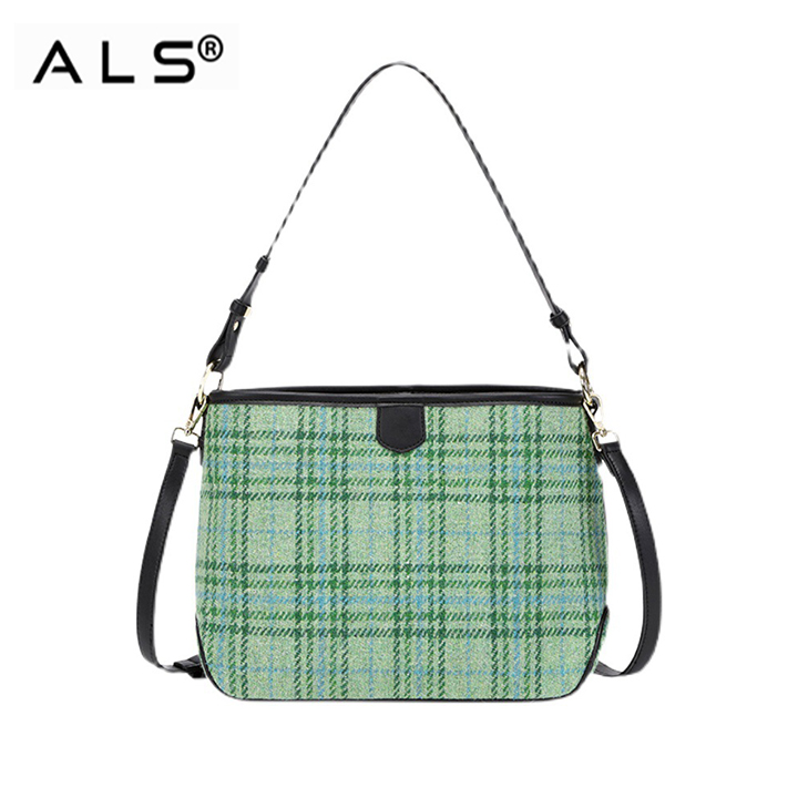 Los bolsos de piel que te harán más navideña