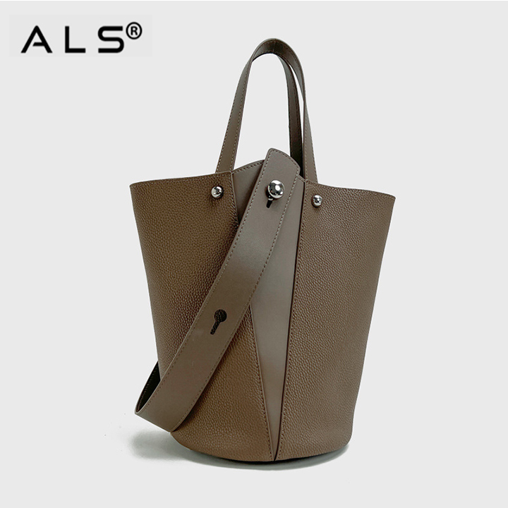 Bolsos tipo cubo de cuero al hombro