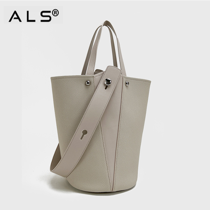 Bolsos tipo cubo de cuero al hombro