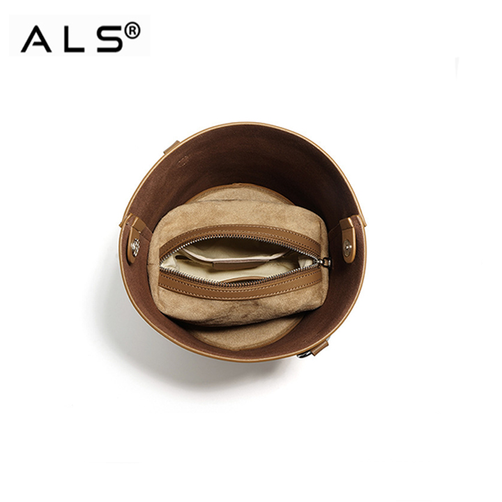 Bolso bandolera de piel con forma de cubo