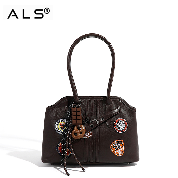 Bolso de hombro de piel bordada