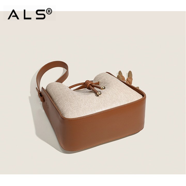 Bolso de cuero tipo cubo con cordón ajustable en combinación marrón y blanco