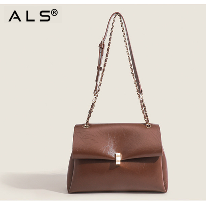 Elegante bolso de hombro de piel marrón con correa de cadena