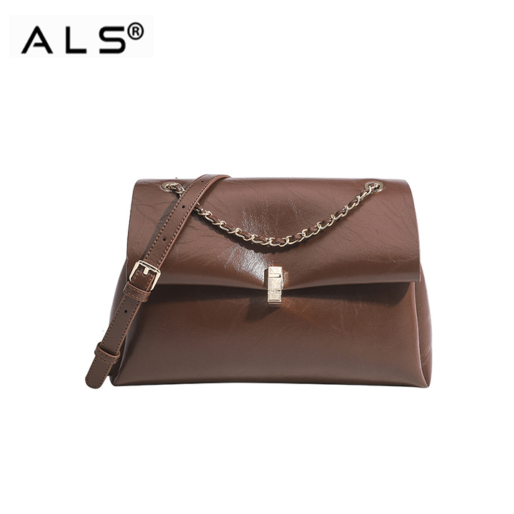Elegante bolso de hombro de piel marrón con correa de cadena