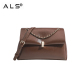 Elegante bolso de hombro de piel marrón con correa de cadena