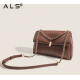 Elegante bolso de hombro de piel marrón con correa de cadena
