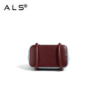 Tas Bucket Denim dan Kulit yang Elegan dengan Tali yang Dapat Dilepas