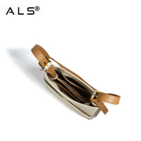 Elegante bolso hobo de piel beige