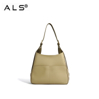 Elegante bolso hobo de piel beige