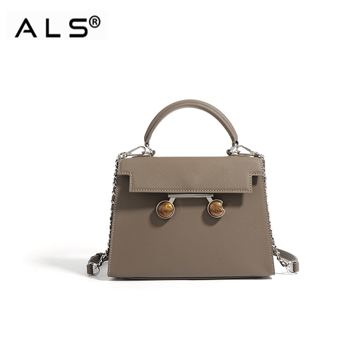 Exquisito bolso de mano de piel color crema con correa de cadena y botones decorativos