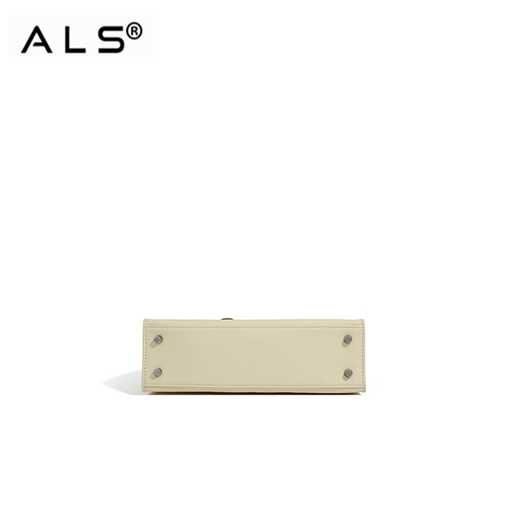 Exquisito bolso de mano de piel color crema con correa de cadena y botones decorativos