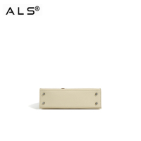 Wykwintna kremowa - kolorowa skórzana torebka z paskiem łańcuszkowym i ozdobnymi guzikami