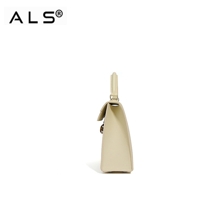 Exquisito bolso de mano de piel color crema con correa de cadena y botones decorativos