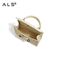 Wykwintna kremowa - kolorowa skórzana torebka z paskiem łańcuszkowym i ozdobnymi guzikami