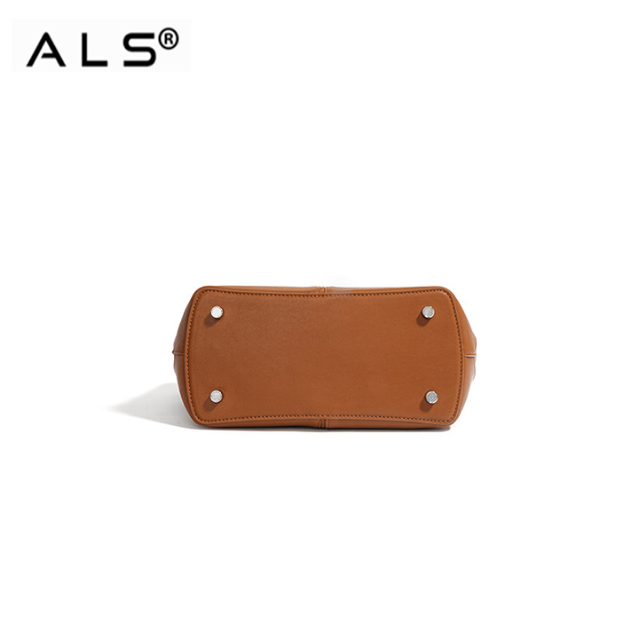 Elegante bolso tote de piel marrón con correa desmontable