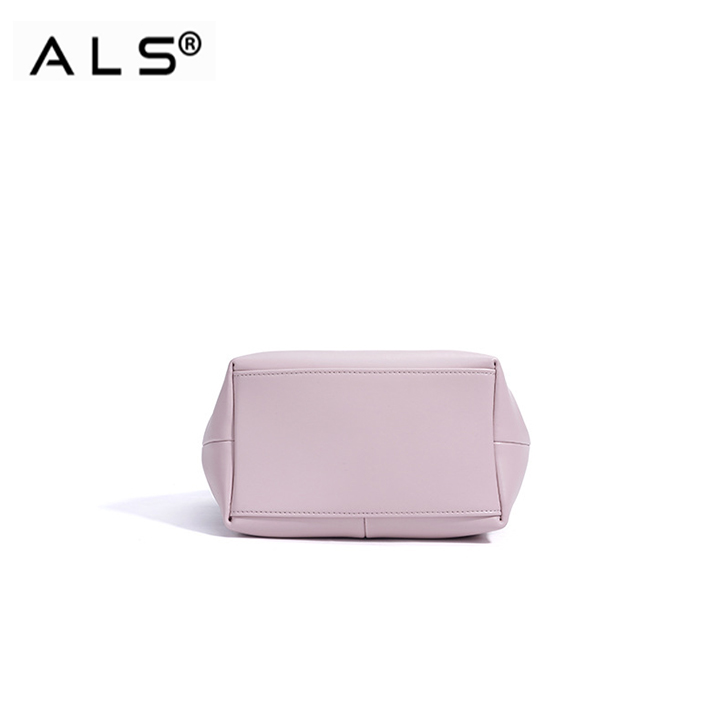 Adorable bolso de mano de piel color morado claro con detalles metálicos