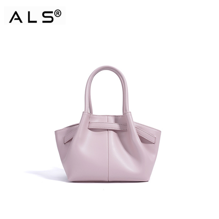 Adorable bolso de mano de piel color morado claro con detalles metálicos