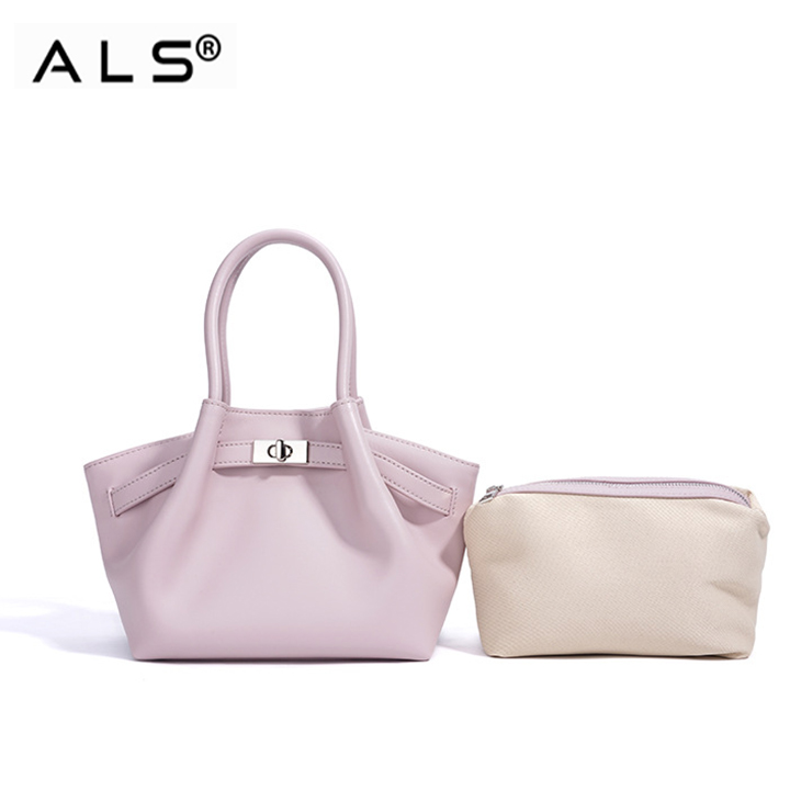 Adorable bolso de mano de piel color morado claro con detalles metálicos