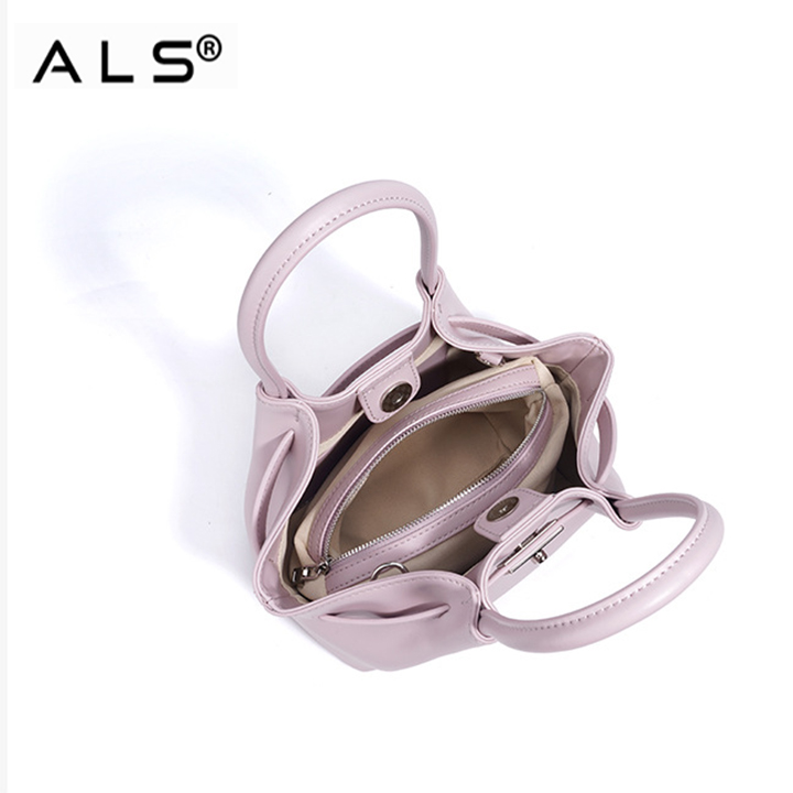 Adorable bolso de mano de piel color morado claro con detalles metálicos