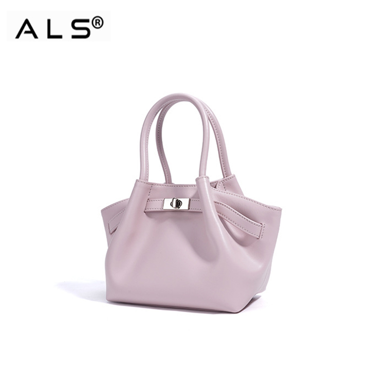 Adorable bolso de mano de piel color morado claro con detalles metálicos