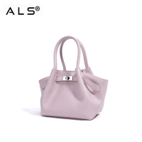 حقيبة يد جلدية أرجوانية فاتحة جذابة مع لمسات معدنية