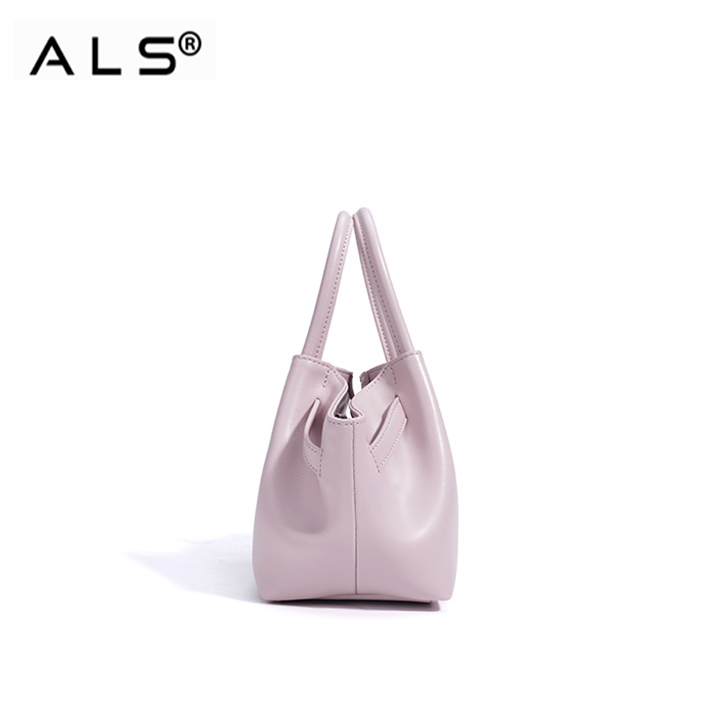 Adorable bolso de mano de piel color morado claro con detalles metálicos