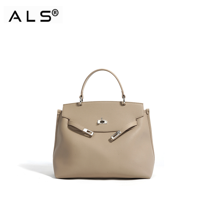Elegante bolso tote de piel beige con herrajes metálicos