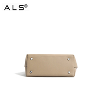 Elegante beigefarbene Tragetasche aus Leder mit Metallbeschlägen