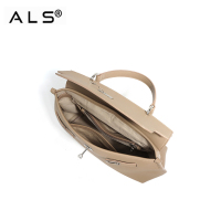 Elegante beigefarbene Tragetasche aus Leder mit Metallbeschlägen