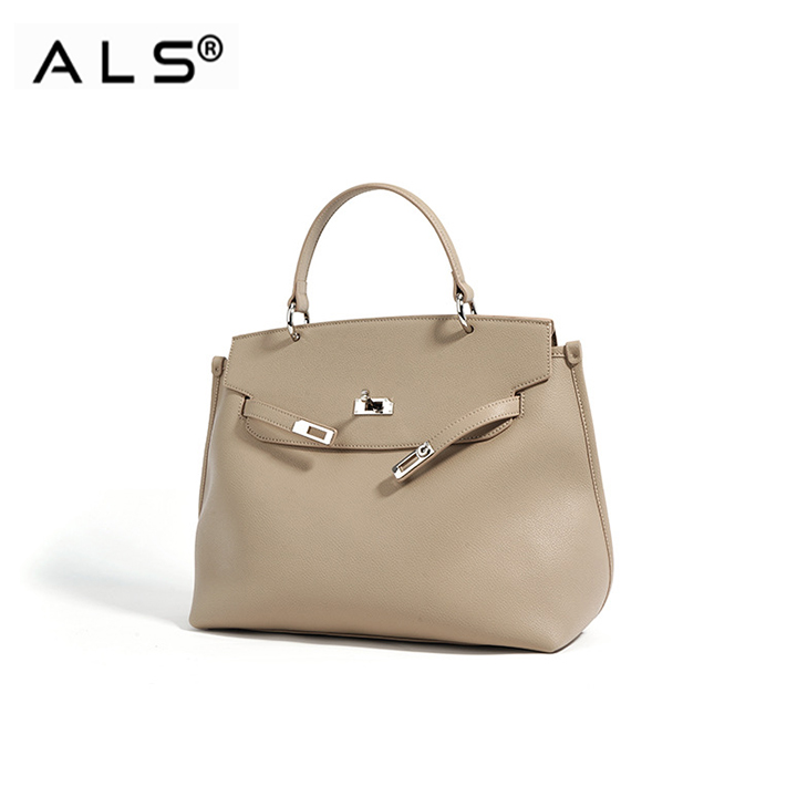Elegante bolso tote de piel beige con herrajes metálicos