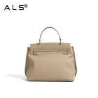 Elegante beigefarbene Tragetasche aus Leder mit Metallbeschlägen