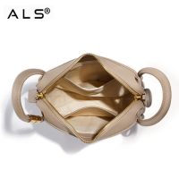 Sac hobo chic en cuir beige avec détails dorés