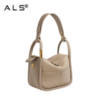 Sac hobo chic en cuir beige avec détails dorés